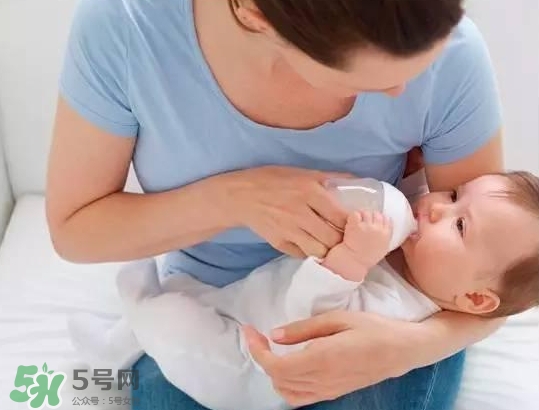 母乳喂養(yǎng)的寶寶需要喂水嗎？母乳喂養(yǎng)的重要性
