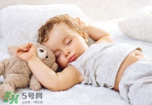 寶寶睡覺頭出汗是熱嗎？寶寶睡覺頭出汗是怎么回事？