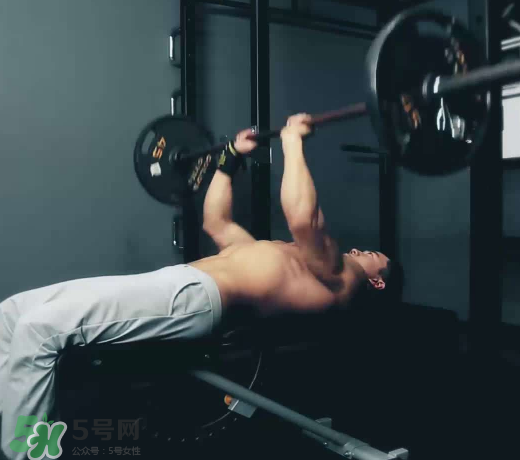 臥推多少公斤合格？臥推高手重量曝光