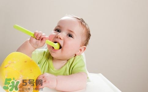 寶寶發(fā)燒出汗可以蓋被子嗎？寶寶發(fā)燒出汗了會(huì)退燒嗎？