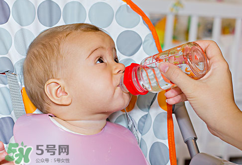 寶寶能喝礦泉水嗎？礦泉水寶寶適合寶寶喝嗎？