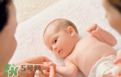 新生兒要多抱抱嗎？新生兒應(yīng)該是多抱還是多躺？