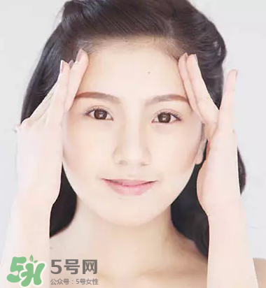 抬頭紋太重怎么辦？撫平抬頭紋只需這幾招