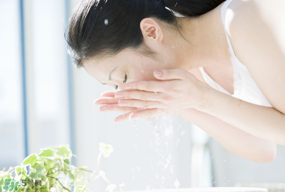 抬頭紋太重怎么辦？撫平抬頭紋只需這幾招