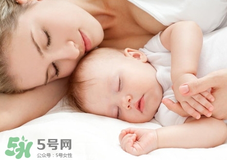 新生兒怎么睡覺姿勢正確？新生兒怎么睡頭型好看？