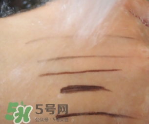 眼線膏要沾水嗎？用干刷子還是濕刷子