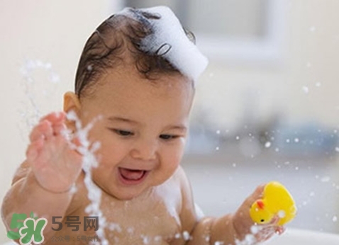 新生兒痤瘡多久會好？新生兒痤瘡能用百多邦嗎？