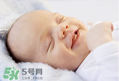 寶寶發(fā)燒出汗可以蓋被子嗎？寶寶發(fā)燒出汗了會(huì)退燒嗎？