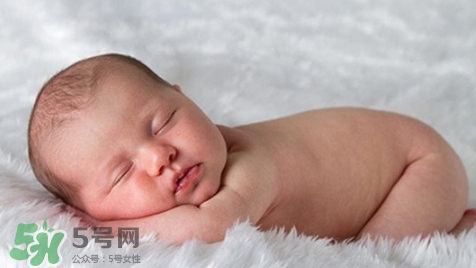 新生兒怎么睡覺姿勢正確？新生兒怎么睡頭型好看？