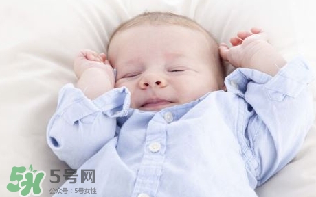寶寶睡覺為什么會笑？寶寶睡覺笑出聲是做夢了嗎？