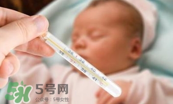 寶寶發(fā)燒睡著了要叫醒吃藥嗎？9個處理寶寶發(fā)燒的辦法
