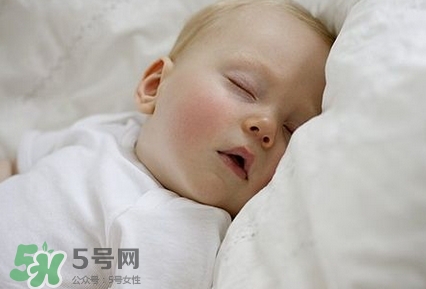 寶寶發(fā)燒睡著了要叫醒吃藥嗎？9個處理寶寶發(fā)燒的辦法