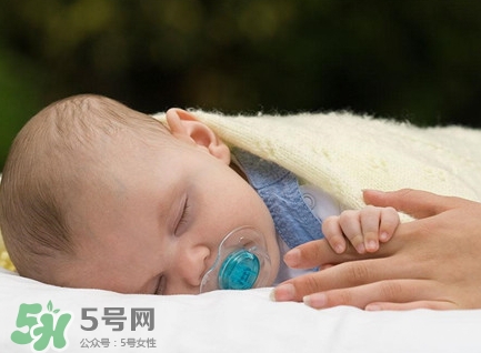 新生兒怎么睡覺姿勢正確？新生兒怎么睡頭型好看？