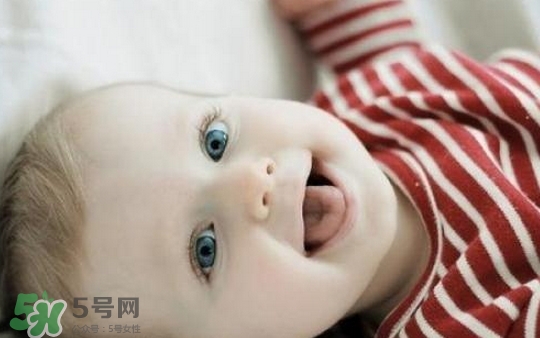 寶寶睡覺為什么會笑？寶寶睡覺笑出聲是做夢了嗎？
