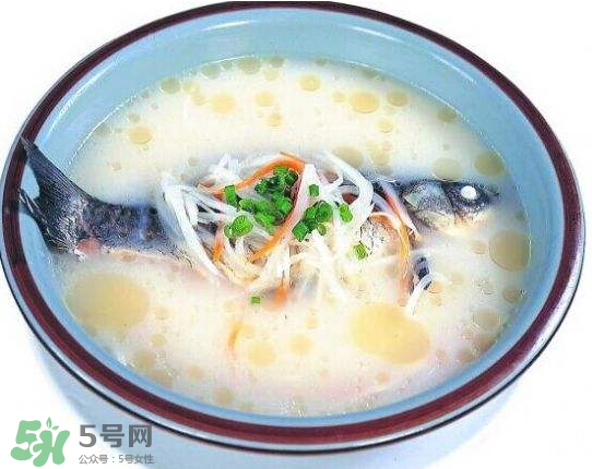 鯽魚湯里可以放什么菜最好？鯽魚燉湯放什么菜？