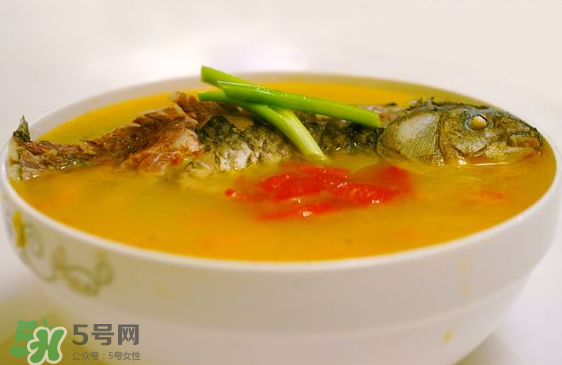 鯽魚湯可以放西紅柿嗎？西紅柿鯽魚湯的功效