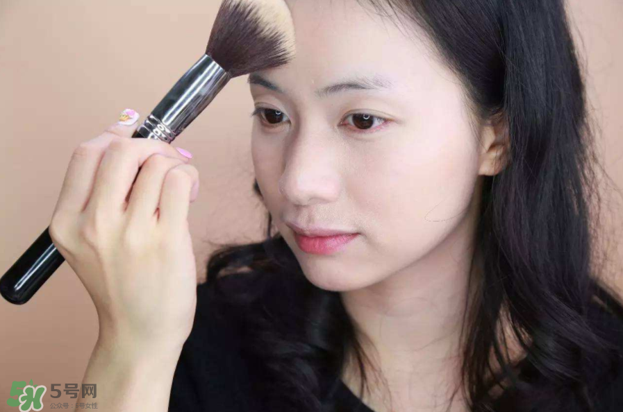 定妝噴霧好還是散粉？定妝噴霧在散粉后用嗎？