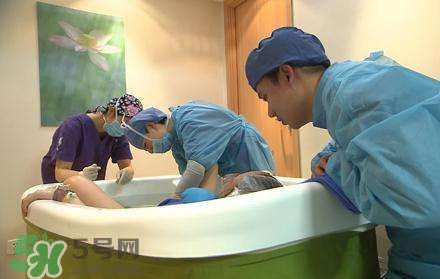 水中分娩時寶寶會嗆水嗎？水中分娩寶寶不會淹嗎？