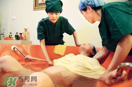 水中分娩時寶寶會嗆水嗎？水中分娩寶寶不會淹嗎？