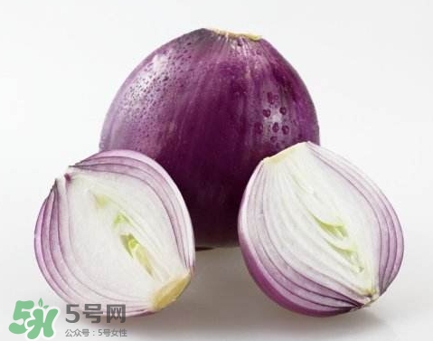 洋蔥榨汁能每天喝嗎？洋蔥汁能治什么?。?></p><p>防癌：一顆洋蔥隨便吃</p><p>洋蔥中所含有山奈酚和檞皮黃酮等成份，能夠阻止癌細胞的血管生成，可防治乳癌、胃癌及其他癌癥的發(fā)生。</p><p>山東省的一個研究也發(fā)現(xiàn)：當洋蔥吃得越多，得胃癌的機率越低。</p><p>哮喘：每天涼拌洋蔥絲</p><p>洋蔥中含有至少三種抗發(fā)炎的天然化學(xué)物質(zhì)，可以防治哮喘。這是因為洋蔥中的有效物質(zhì)可以抑制組織胺的活動，而組織胺會引起哮喘的過敏癥狀。</p><p>德國研究發(fā)現(xiàn)，洋蔥可以使哮喘的發(fā)作機率降低一半左右。</p><p style=