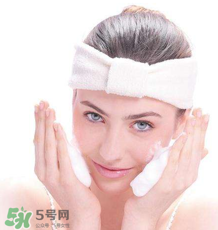痘痘肌的護膚品怎么挑？正確挑選祛痘產(chǎn)品
