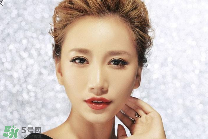 生理鹽水能泡隱形眼鏡嗎？生理鹽水能泡美瞳嗎？