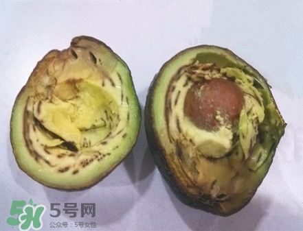 牛油果切開黑了能吃嗎？牛油果為什么會有黑點？