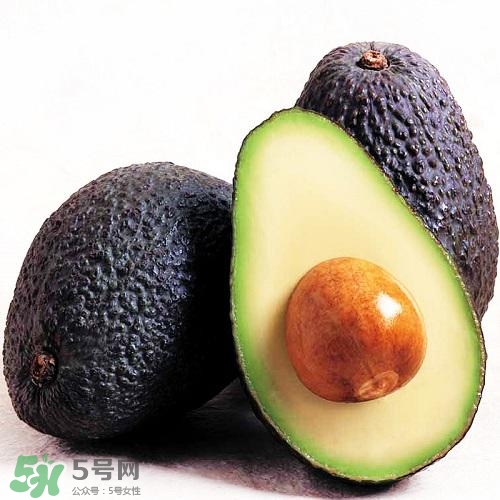 牛油果切開黑了能吃嗎？牛油果為什么會有黑點？
