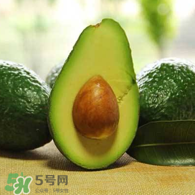 牛油果榨汁要去皮嗎？牛油果榨汁要加水嗎？