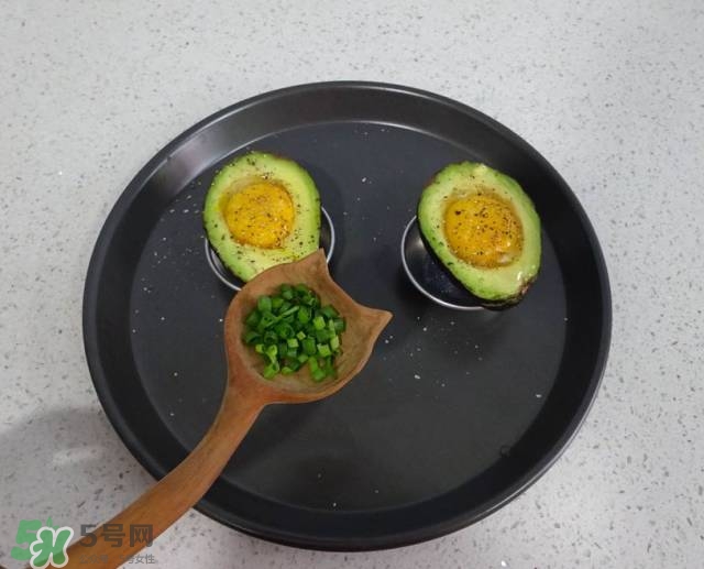 牛油果沙拉怎么做？牛油果沙拉用什么醬？