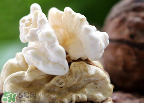 新鮮核桃外殼發(fā)霉能吃嗎？新鮮核桃長毛還能吃嗎？