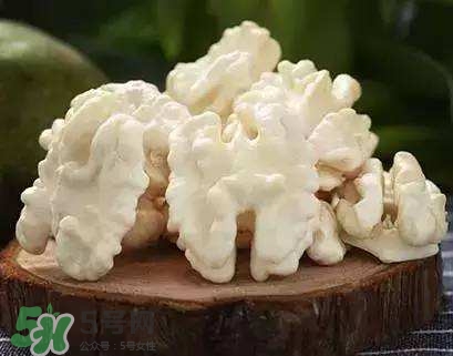 新鮮核桃要剝皮嗎？剝皮時手變黑怎么清洗？