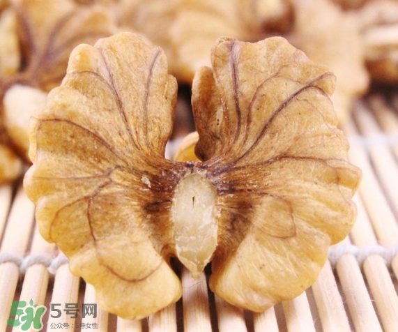 青皮核桃和干核桃哪個營養(yǎng)高？有什么區(qū)別？
