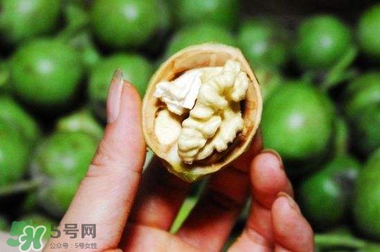 新鮮核桃要剝皮嗎？剝皮時手變黑怎么清洗？