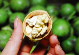 新鮮核桃要剝皮嗎？剝皮時手變黑怎么清洗？