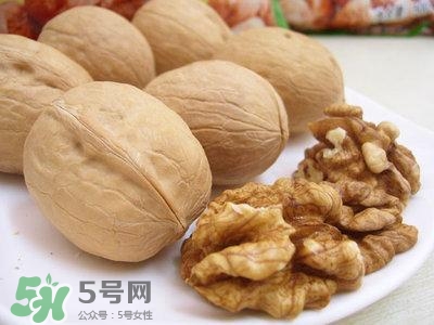 吃核桃對頭發(fā)有什么好處？為什么吃核桃對頭發(fā)生長有好處？