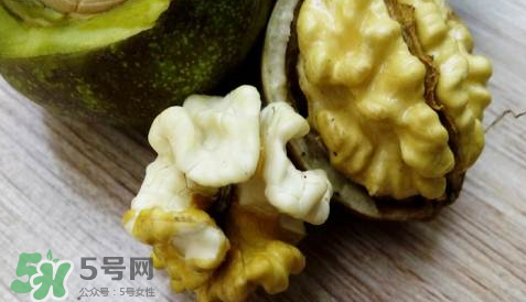 新鮮核桃要剝皮嗎？剝皮時手變黑怎么清洗？