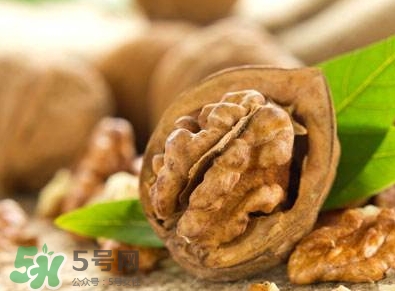 吃核桃對頭發(fā)有什么好處？為什么吃核桃對頭發(fā)生長有好處？