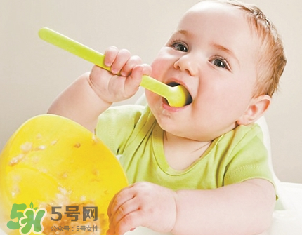 母乳寶寶幾個月添加輔食？母乳寶寶添加輔食的時間介紹