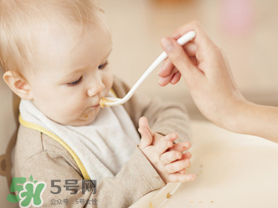 母乳寶寶幾個月添加輔食？母乳寶寶添加輔食的時間介紹