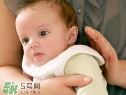 寶寶打嗝的原因  寶寶通常為什么打嗝？