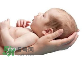 寶寶打嗝的原因  寶寶通常為什么打嗝？