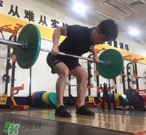 杠鈴劃船練哪里？杠鈴劃船重量怎么選？