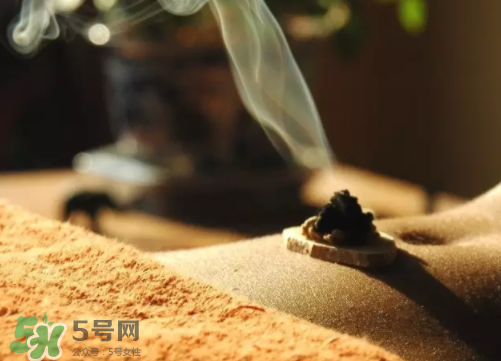 為什么艾灸特別適合現(xiàn)代人?艾灸是萬能的嗎？
