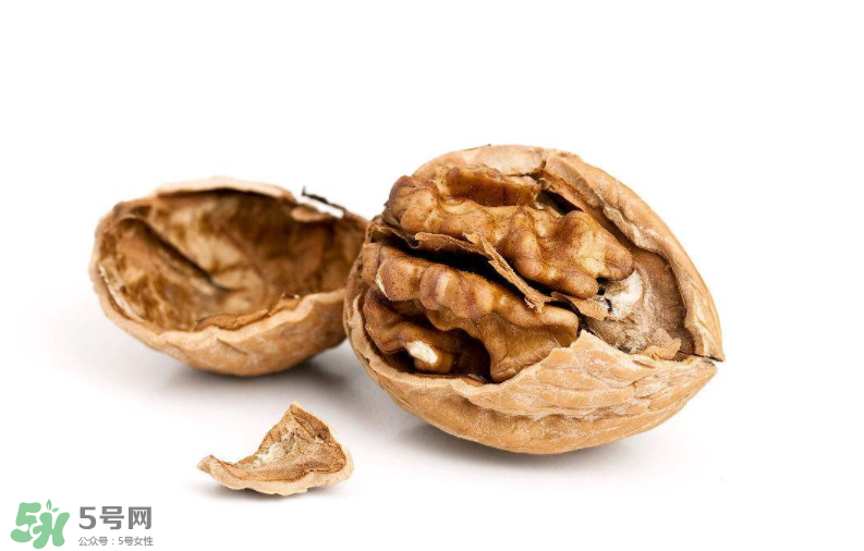 核桃對人體的四大功效是什么？核桃皮泡水有什么功效？