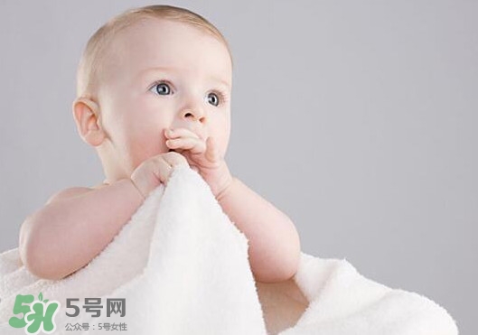 寶寶手指甲有白痕怎么回事？幼兒手指甲發(fā)白是缺鈣嗎