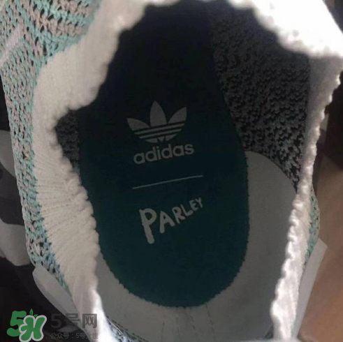 parley與adidas nmd r1聯(lián)名海洋環(huán)?？顚嵨锸裁礃樱?></p><h3>阿迪達斯鞋子怎么樣</h3><p>哈哈哈剛從健身房回來!旁邊的小姐姐小妹妹，跑完步了都在努力的做各種伸展運動...留我一人坐在瑜伽墊上呆若木雞...不好意思我開始欣賞自己的鞋了，你們能看出來我110+么?敲重點：此鞋顯瘦，上腳驚艷，值得種草!感覺Adidas某段時間就像開掛一樣，樣樣爆款。這雙NMD是去年九月在牛津街OFFICE撿漏買到的，就剩一個uk5了，比我平時的碼大一點，但穿上襪子也算合腳，so
lucky!要知道我的朋友們有周六早上四點起來刷新官網(wǎng)的 還有早上四點起來去排隊的
還有天天早上很早去牛津街掃貨的.......官網(wǎng)NMD系列除了極丑的配色有那么幾個號low in stock，其他全部sold out。</p><p>這雙鞋不穿襪子長時間走會磨腳，所以建議大家穿船襪或者短腰襪。上腳真的超級好看，顯瘦，腿形極佳。但是鞋后面感覺很硬，彎腳踝做拉伸啊什么的真的會硌得慌。但是顏值高，疼就一下所以也不算啥缺點....我目前只撞鞋過一次，很開心。倒數(shù)第四張圖是一個糾結(jié)的故事...在OFFICE對面的JD好像是，銷售小哥一直說服我買這個顏色的，這個配色比那個米白配色的便宜四五十磅印象是，但是就在我結(jié)賬時候!我后悔了....就只買了最后一張圖的噴霧...據(jù)說是出門噴到NMD上，回家依舊是白色的鞋，一點也不會臟，后來用的效果的確還可以....</p><p style=