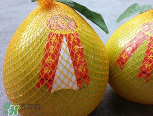 如何區(qū)分紅肉蜜柚真假？吃紅肉蜜柚有什么好處？