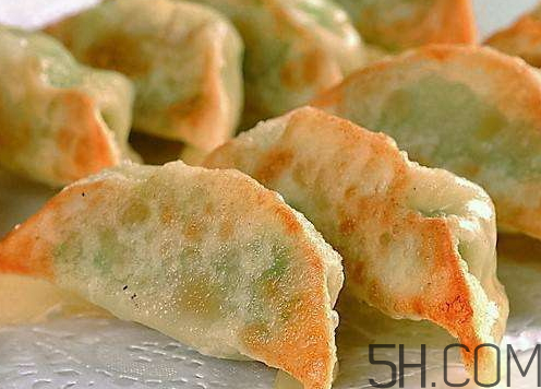 煎餃可以先蒸后煎嗎？煎餃?zhǔn)巧暹€是熟煎？