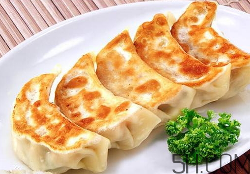 煎餃可以先蒸后煎嗎？煎餃?zhǔn)巧暹€是熟煎？